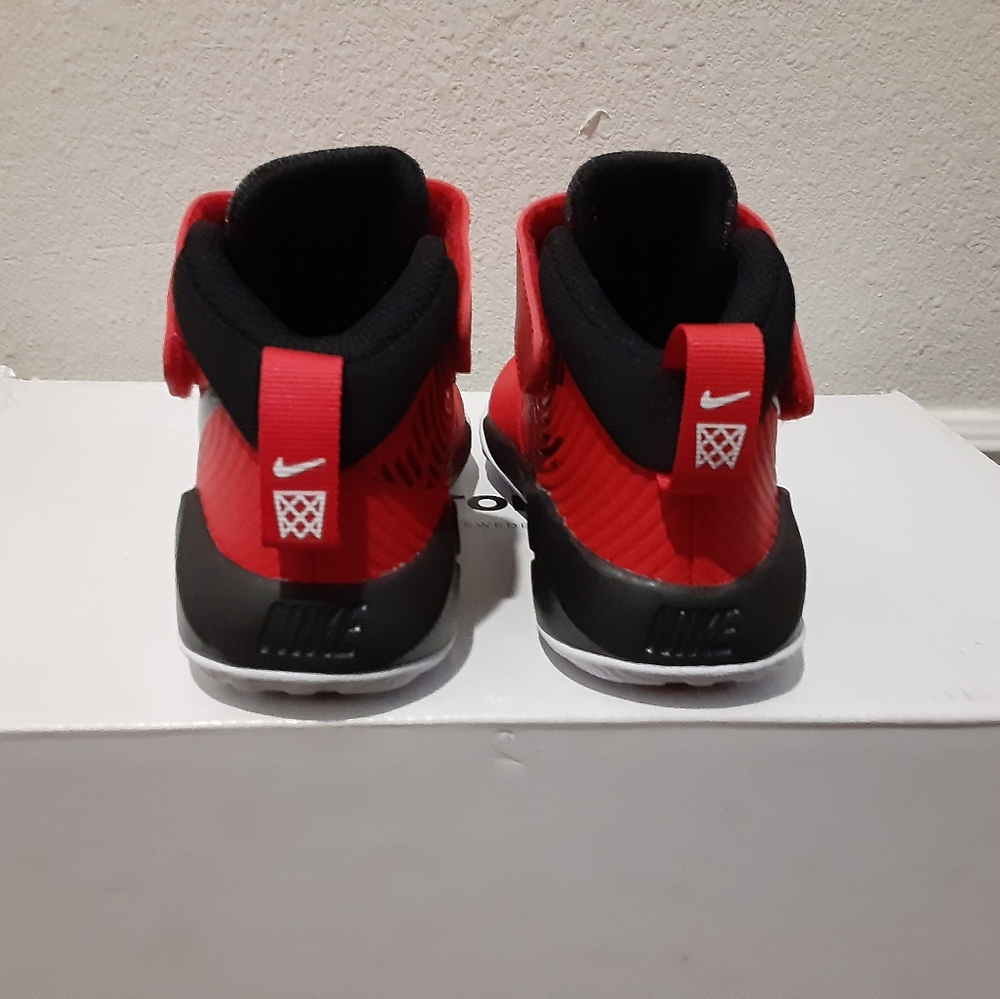 Nike - Picture 4 of 4
